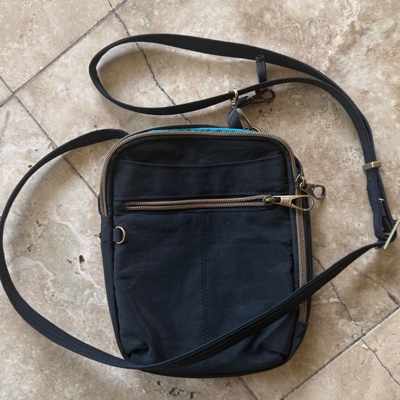 TRAVELON ladies Crossbody anti-/credit card protection travel purse perfect COND - Picture 2 of 8